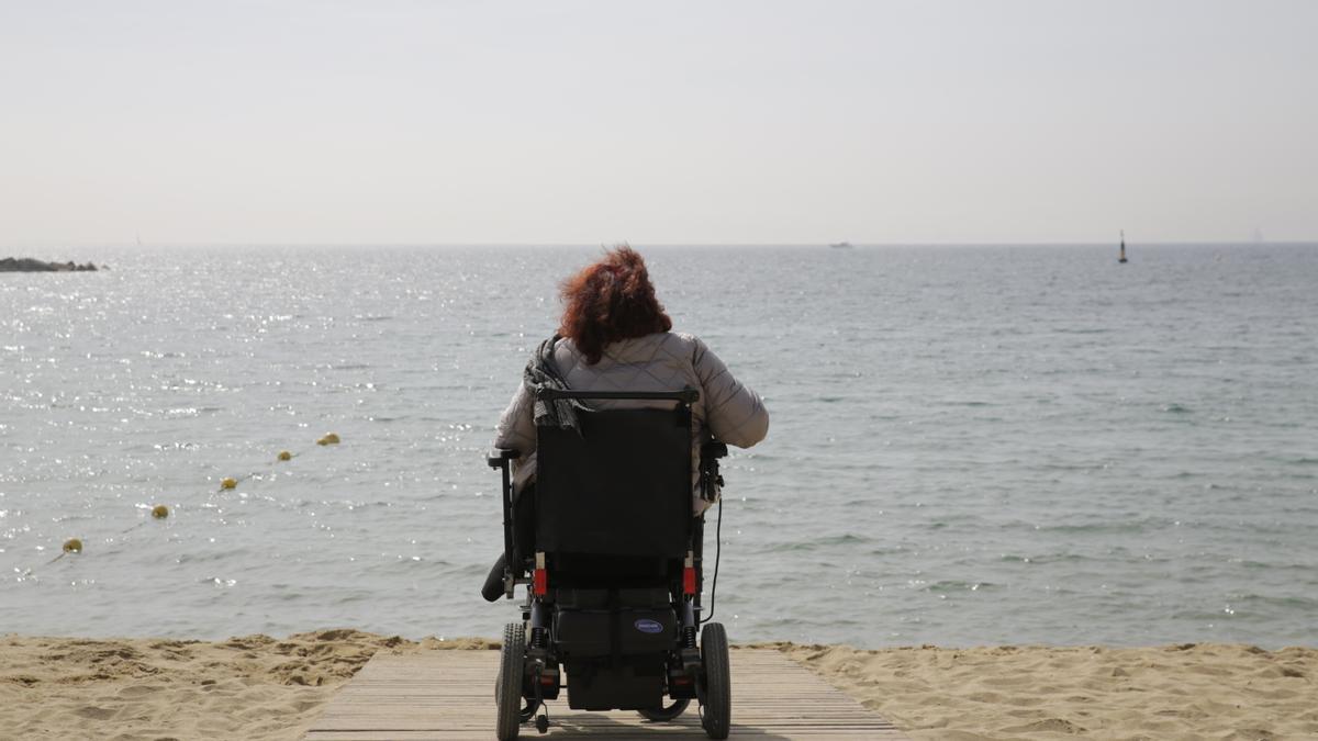 Personas con discapacidad que hacen uso del servicio de baño asistido en las playas de Barcelona