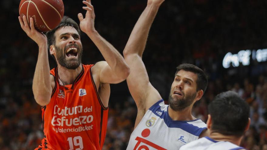 Un partido entre el Valencia Basket y el Real Madrid.