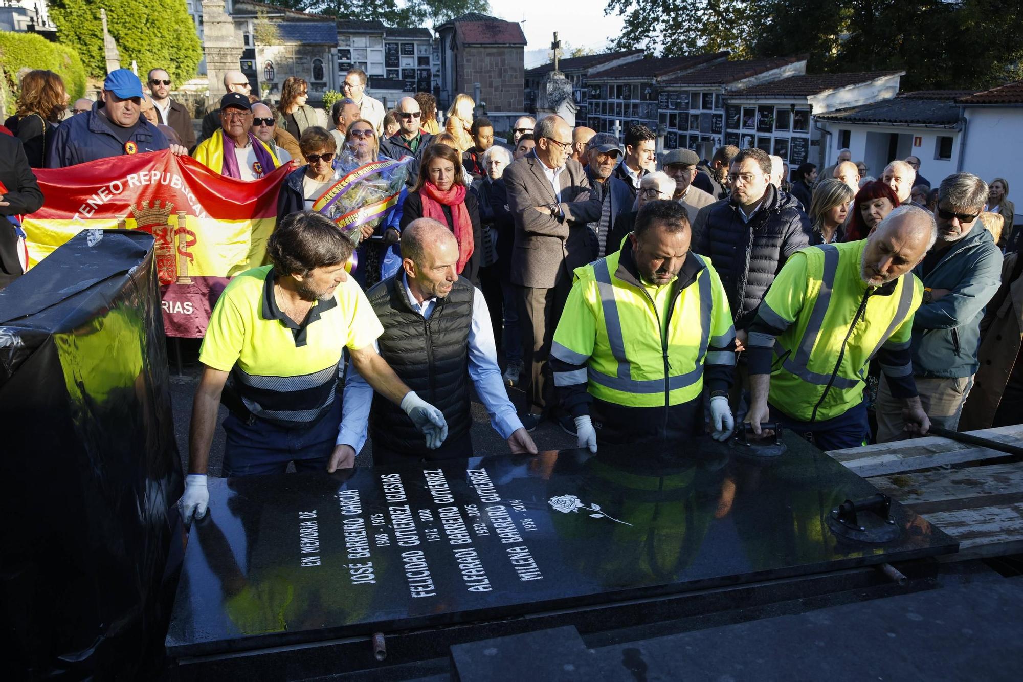 EN IMÁGENES: La inhumación de los restos de José Barreiro en Langreo