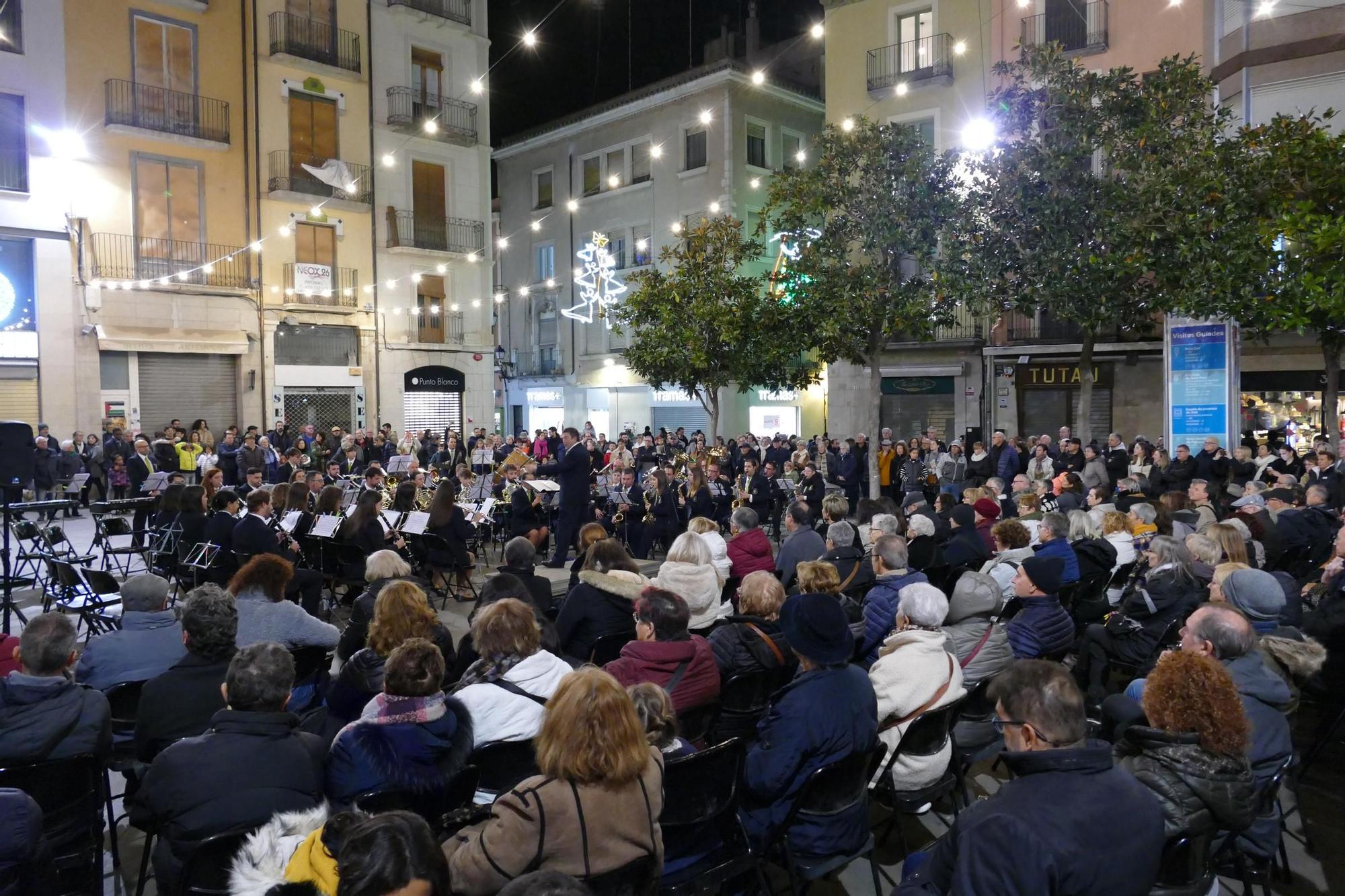 Una setantena de músics omplen la plaça de l'Ajuntament de Figueres