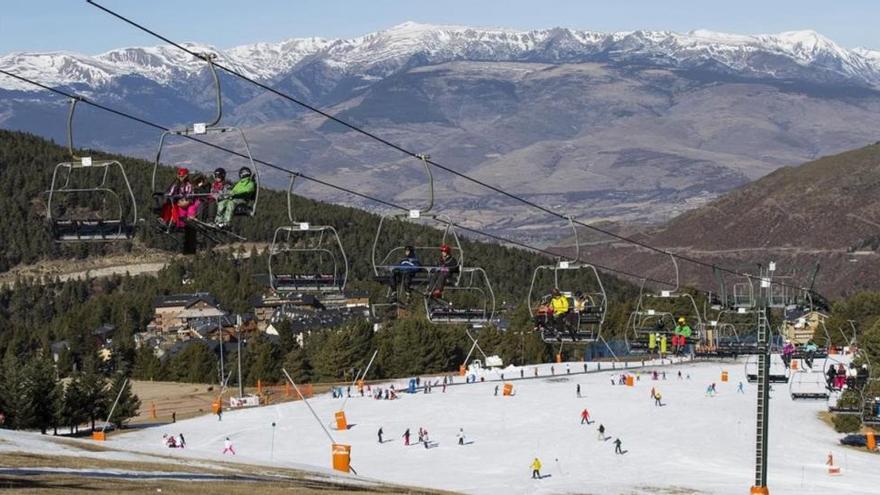 Herido grave un niño de 4 años al caer de un telesilla en La Molina