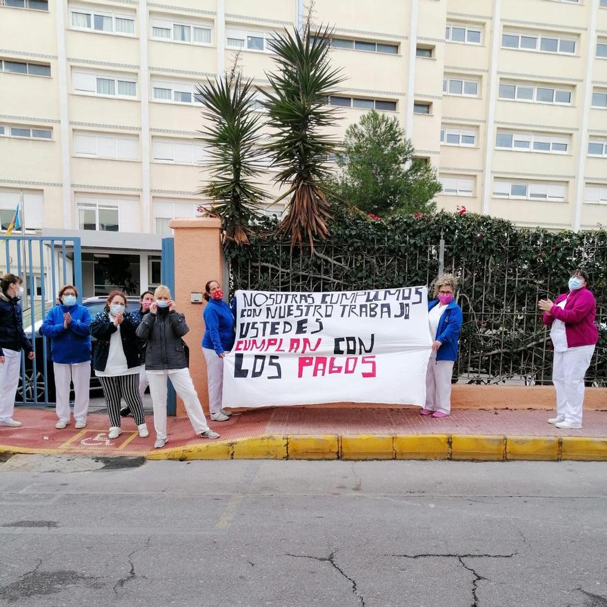 Protesta, ayer, de las trabajadoras de la limpieza a las puertas de la residencia de Torrevieja.