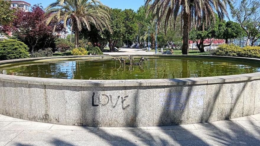 Una fuente donde nadan los insectos