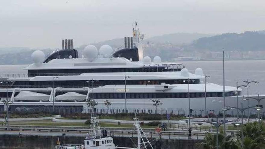 El &quot;Katara&quot; atracado ayer en el muelle de Transatlánticos, donde permanecerá hasta mañana. // Ricardo Grobas