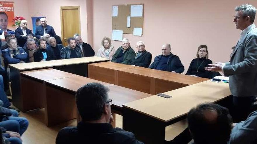 Alfonso Rueda, durante la reunión con la junta del Partido Popular de Vila de Cruces.