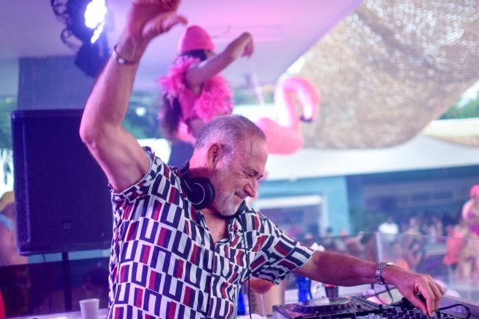 Luis Riu pinchando en una Riu Party celebrada en el complejo de hoteles RIU en Punta Cana, este año tras retomarse las fiestas.