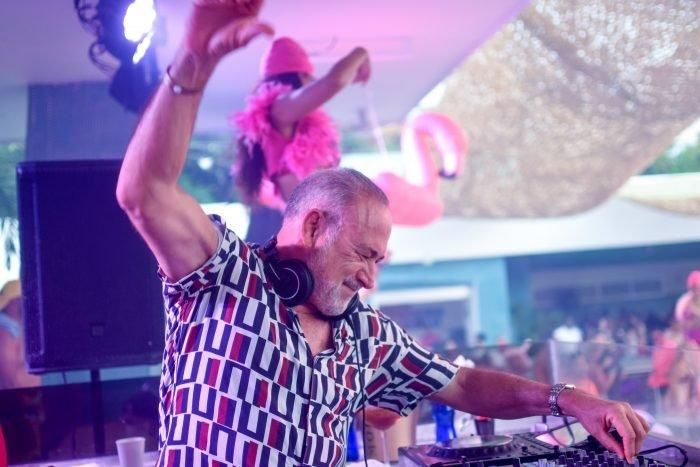 Luis Riu pinchando en una Riu Party celebrada en el complejo de hoteles RIU en Punta Cana, este año tras retomarse las fiestas.