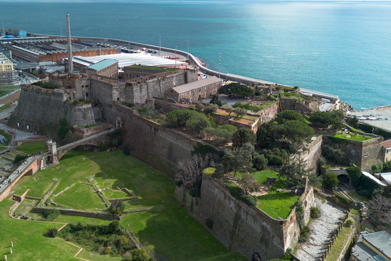 Imponente vista aérea de la fortaleza del Priamar, Savona.