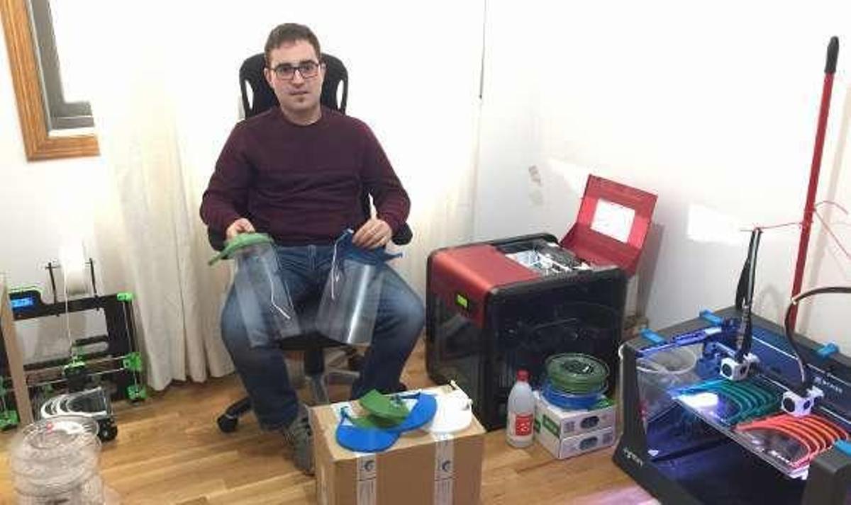 Rubén Pérez, empleado de Utingal, trabajando en su casa. // R.P.