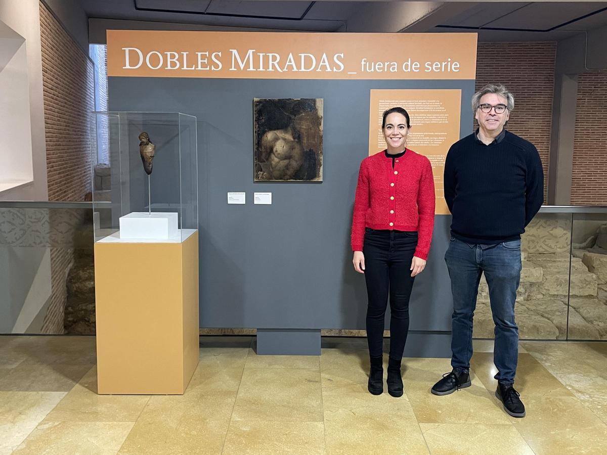 Organizadores de la exposición junto a las dos obras.