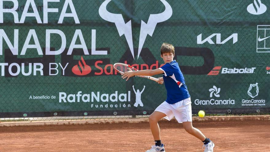Jaime Alcaraz, ayer, en el partido de segunda ronda del Rafa Nadal Tour By Santander de El Cortijo. | | ANDRÉS CRUZ