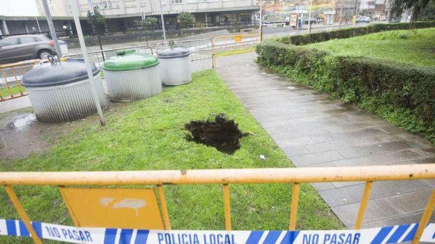 Un socavón en la calle Pablo Picasso se &#039;traga&#039; a un hombre mientras paseaba con su perro