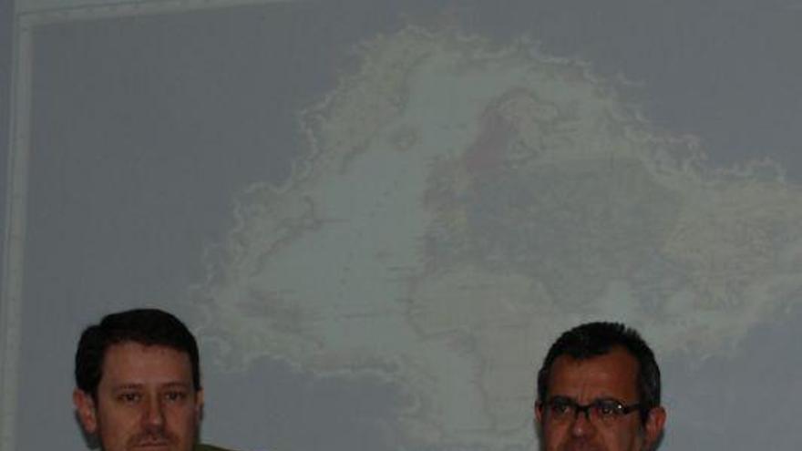 Manuel Lucena, a la derecha, durante su conferencia en Madrid.