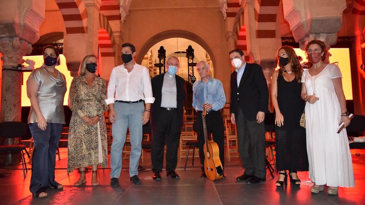 Autoridades junto al guitarrista Paco Peña al finalizar el concierto que cerró el Festival de la Guitarra este año.