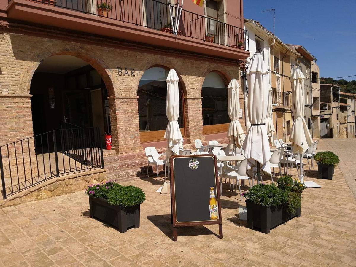 Foto de la fachada exterior del bar Els Perxes, en la Serratella.