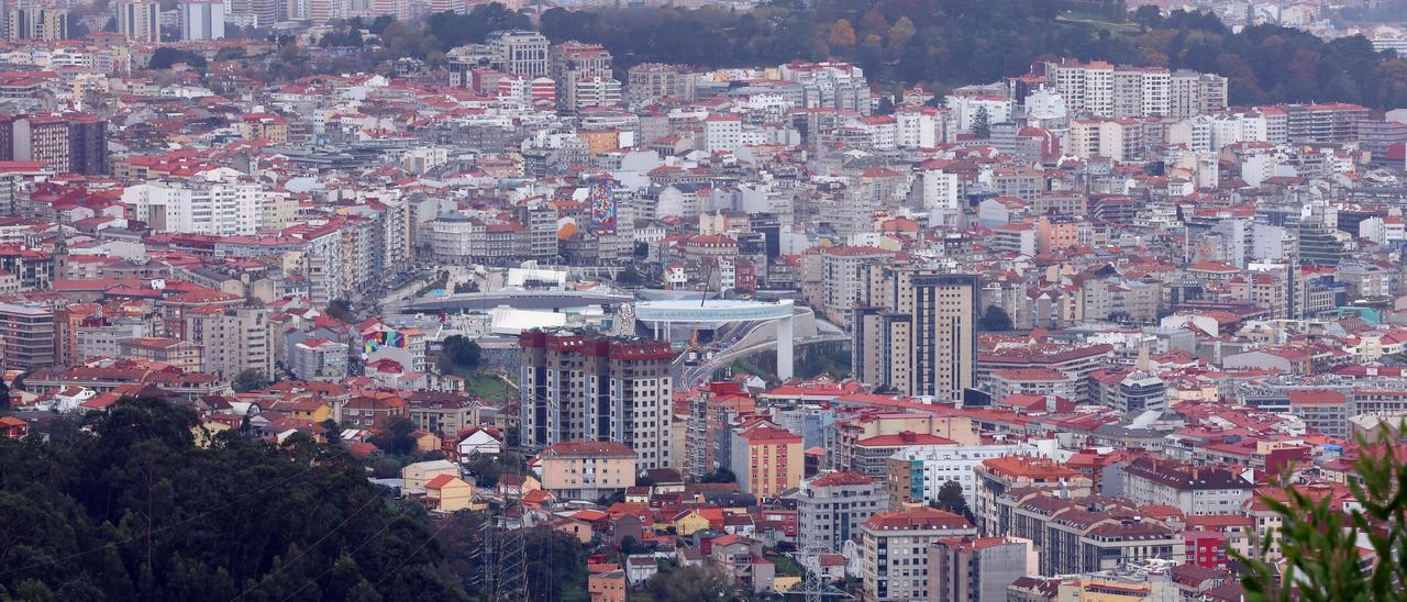 Vista de edificios de Vigo, con la ría al fondo y el Halo en el centro.