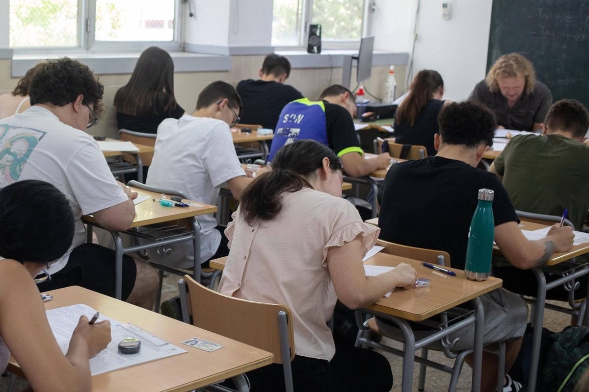 Alumnos y alumnas de la Ribera en la PAU 2025 en el CFPA Enric Valor de Alzira.