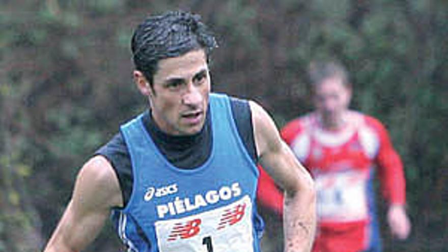 Pedro Nimo, lleno de barro, durante la carrera de ayer.