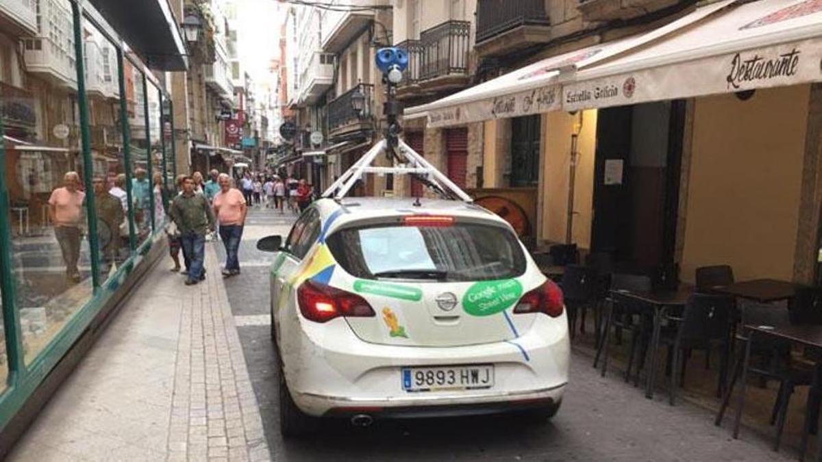 Un coche de Street View tomando imágenes en una calle peatonal.
