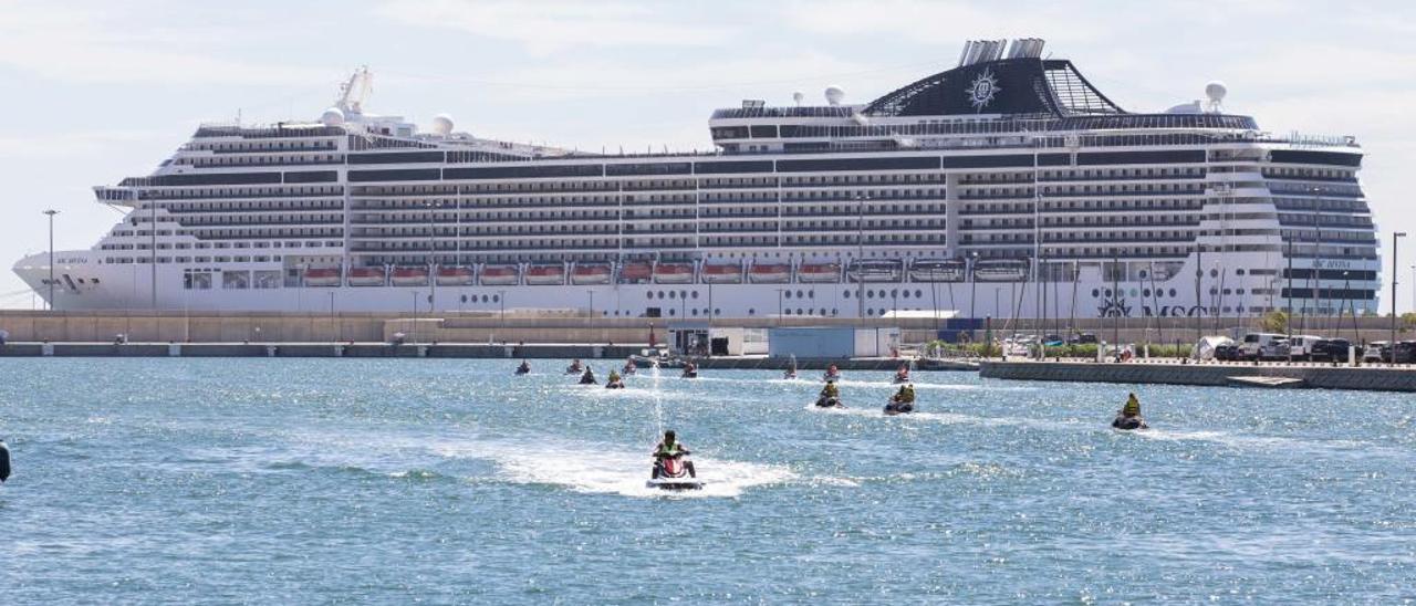 Crucero atracado en el Puerto de València.