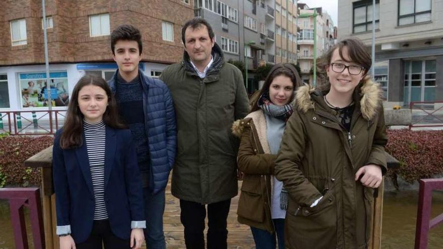 Uxía Sánchez, primera por la derecha, junto a sus compañeros del colegio Sagrada Familia. // Noé Parga