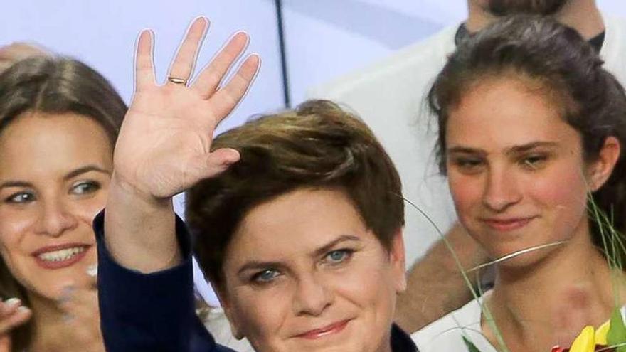 Szydlo celebra la victoria que le dan los sondeos. // Efe