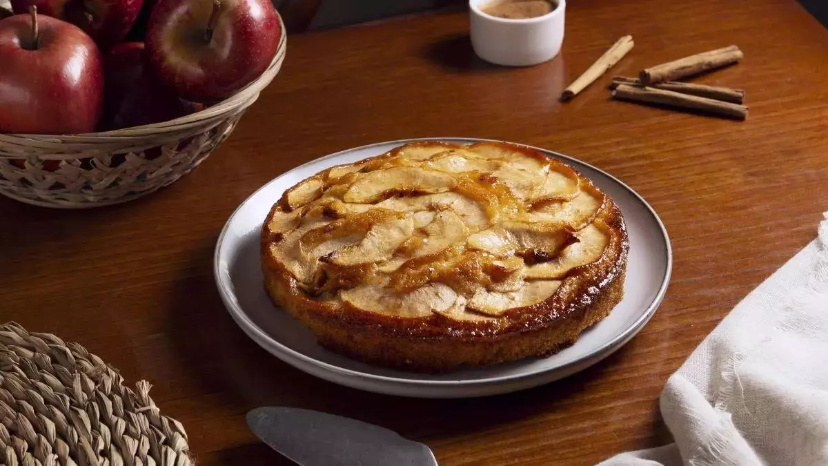 La receta del pastel de manzana casero que se hace en el microondas en solo 5 minutos