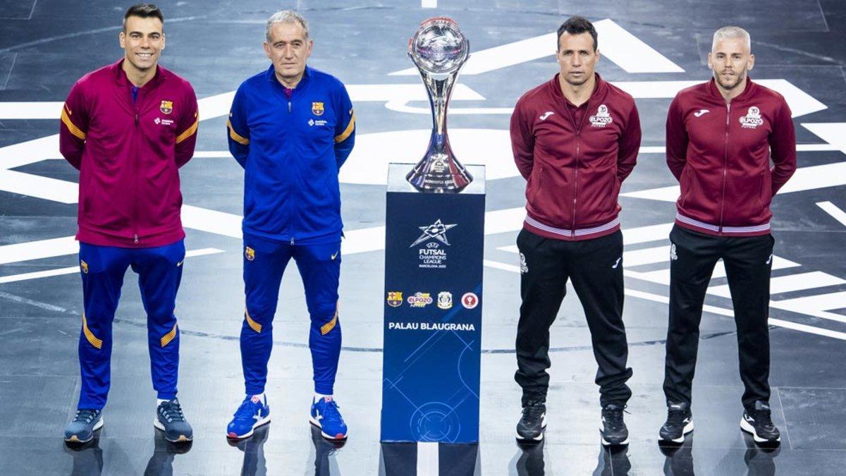 Sergio Lozano, Andreu Plaza, Diego Giustozzi y Miguelín, junto al trofeo