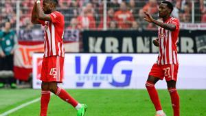 El delantero francés Jordan Siebatcheu (izquierda) y el surinamés Sheraldo Becker, máximo goleador de la Bundesliga, aplauden a sus aficionados en el último partido de Liga.