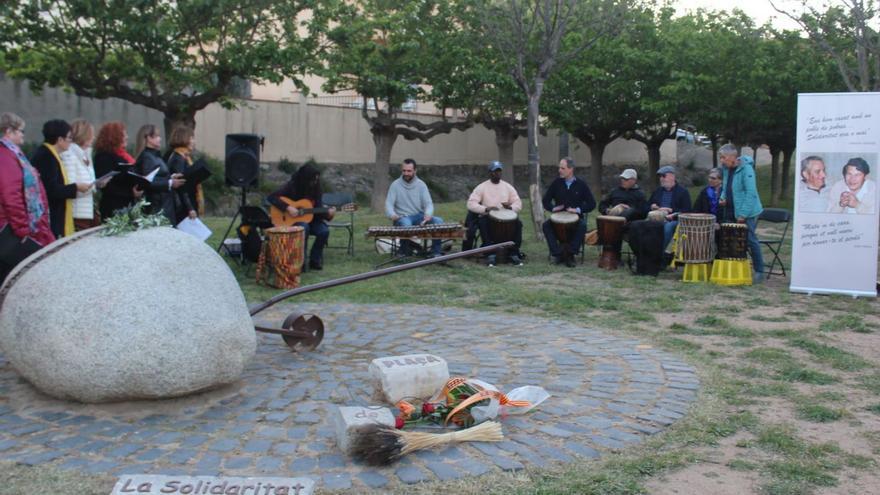 Homenatge a Quim Vallmajó i a Joan Alsina a la plaça de la Solidaritat.