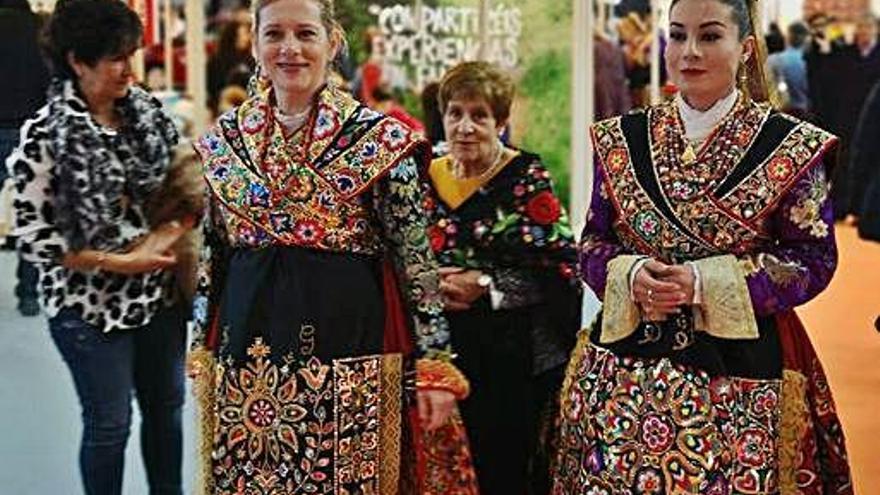 Grupo de mujeres con los trajes típicos carbajalinos .