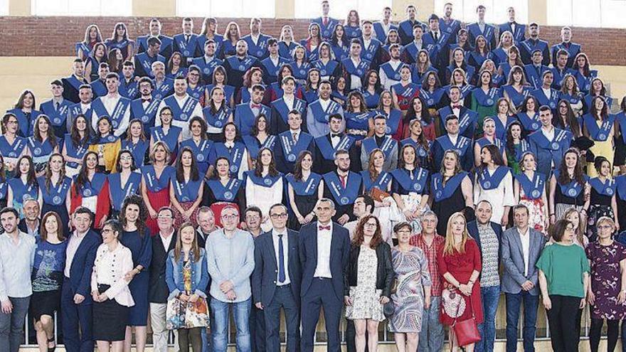 La gran foto de familia de los alumnos del CIFP Ciudad de Zamora, en su polideportivo.