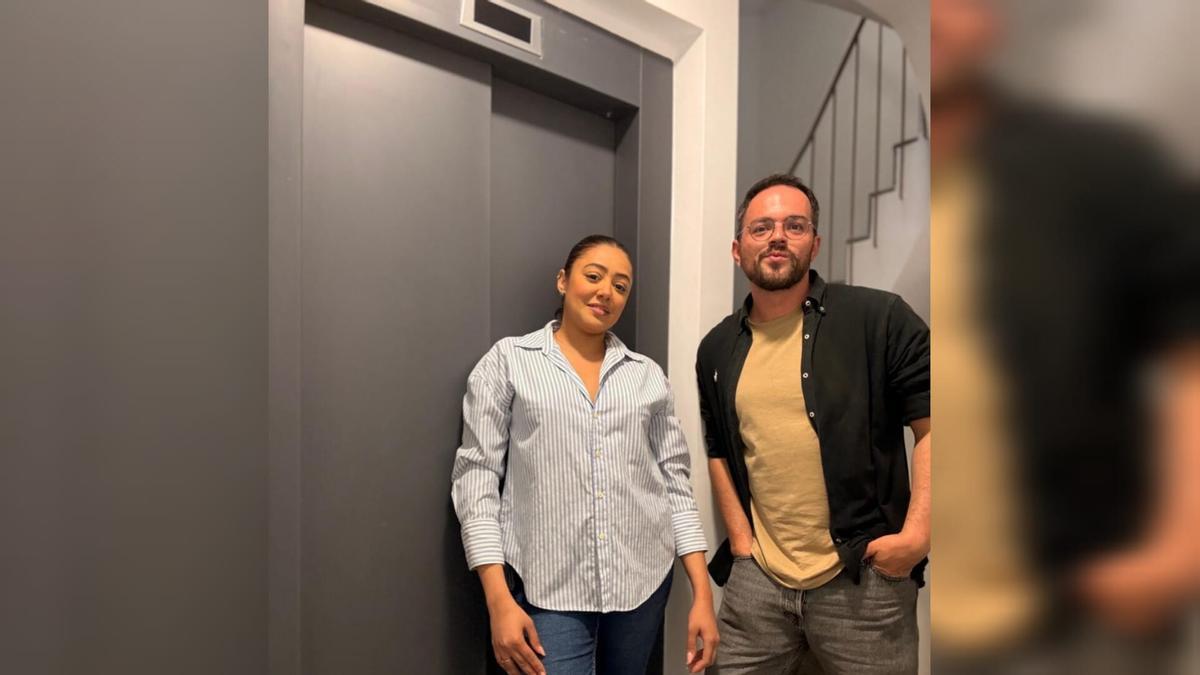 Maria Gabriela y Willy, junto al ascensor en el que ella quedó atrapado y él la rescató.
