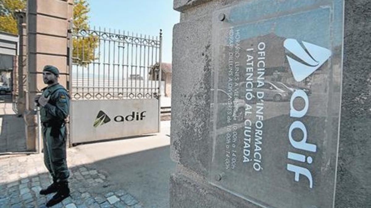 La Guardia Civil registra las instalaciones de Adif en la Sagrera, el pasado lunes.