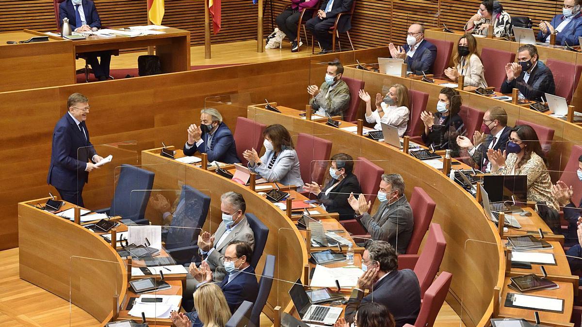 El presidente de la Generalitat, Ximo Puig, es aplaudido por la bancada de la izquierda tras una intervención en las Cortes. | INFORMACIÓN