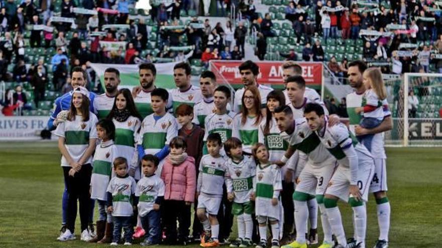 El once inicial franjiverde, rodeados de niños, antes del partido ante el Llagostera.