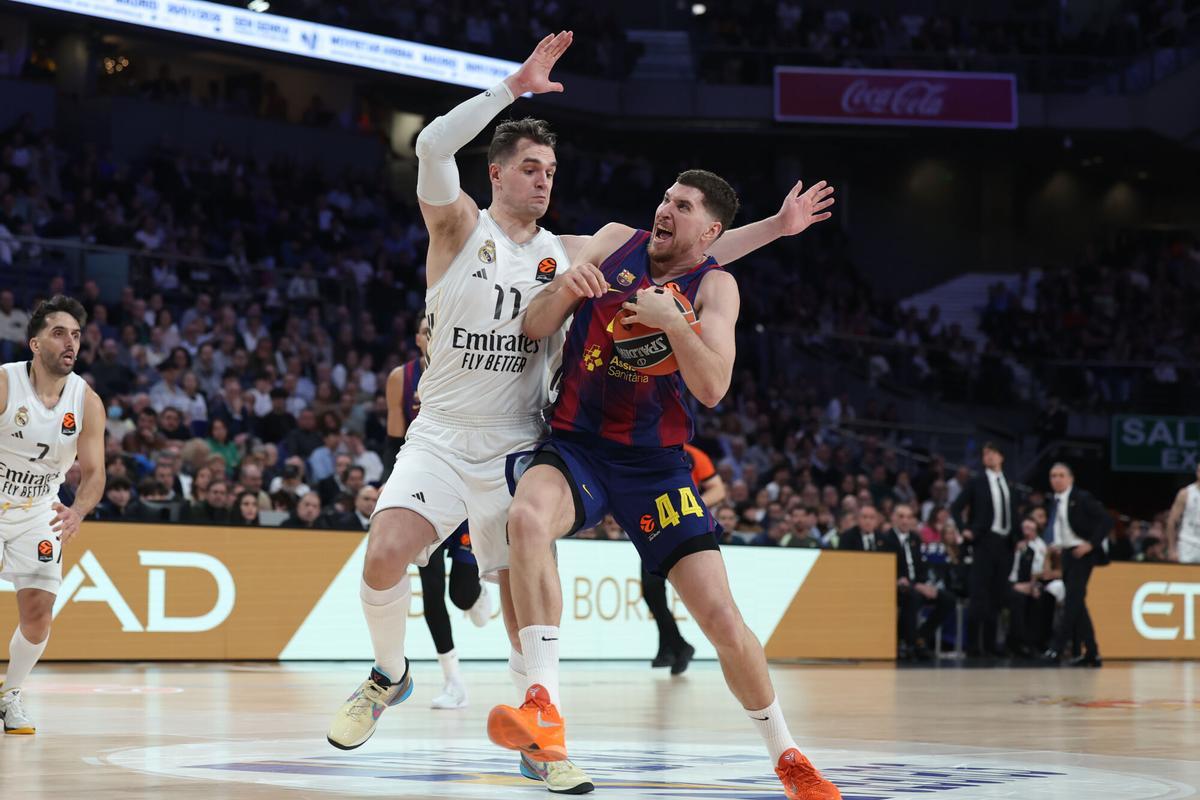 Mario Hezonja obstaculizando a Joel Parra durante el segundo clásico de la Euroliga.