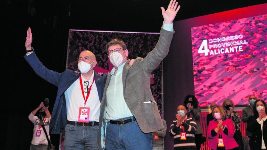 Alejandro Soler y Ximo Puig saludan en el último congreso provincial socialista