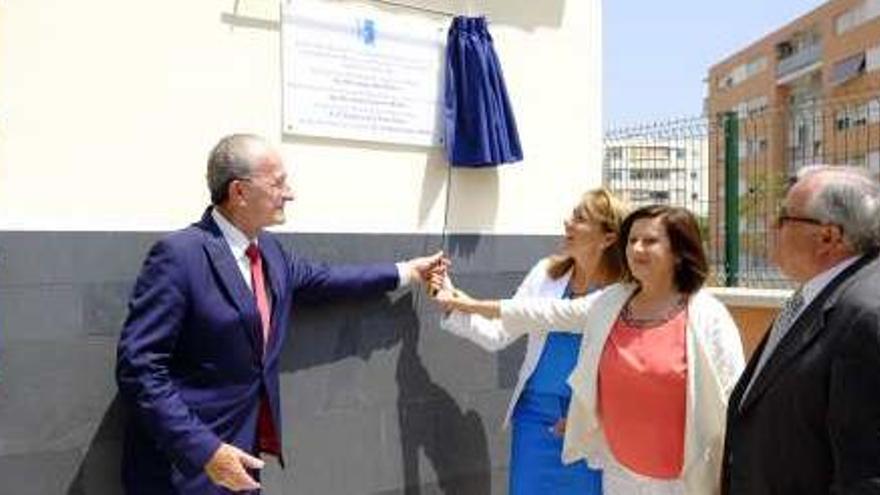 El alcalde de Málaga descubre la placa de recordatorio.