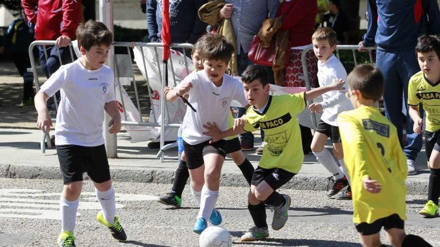 Un lance de uno de los partidos de ayer en el Areal. // J. Lores