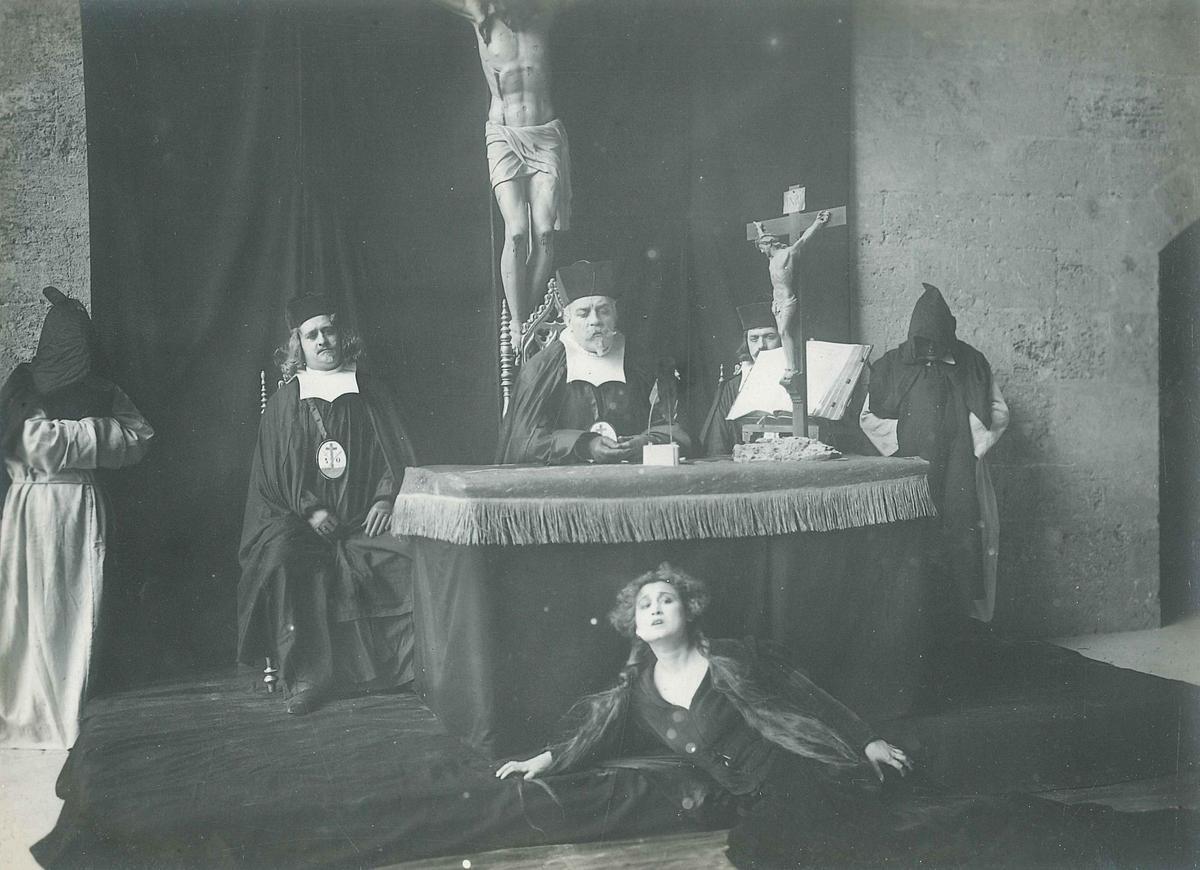 Representación de un antiguo tribunal de la Inquisición.