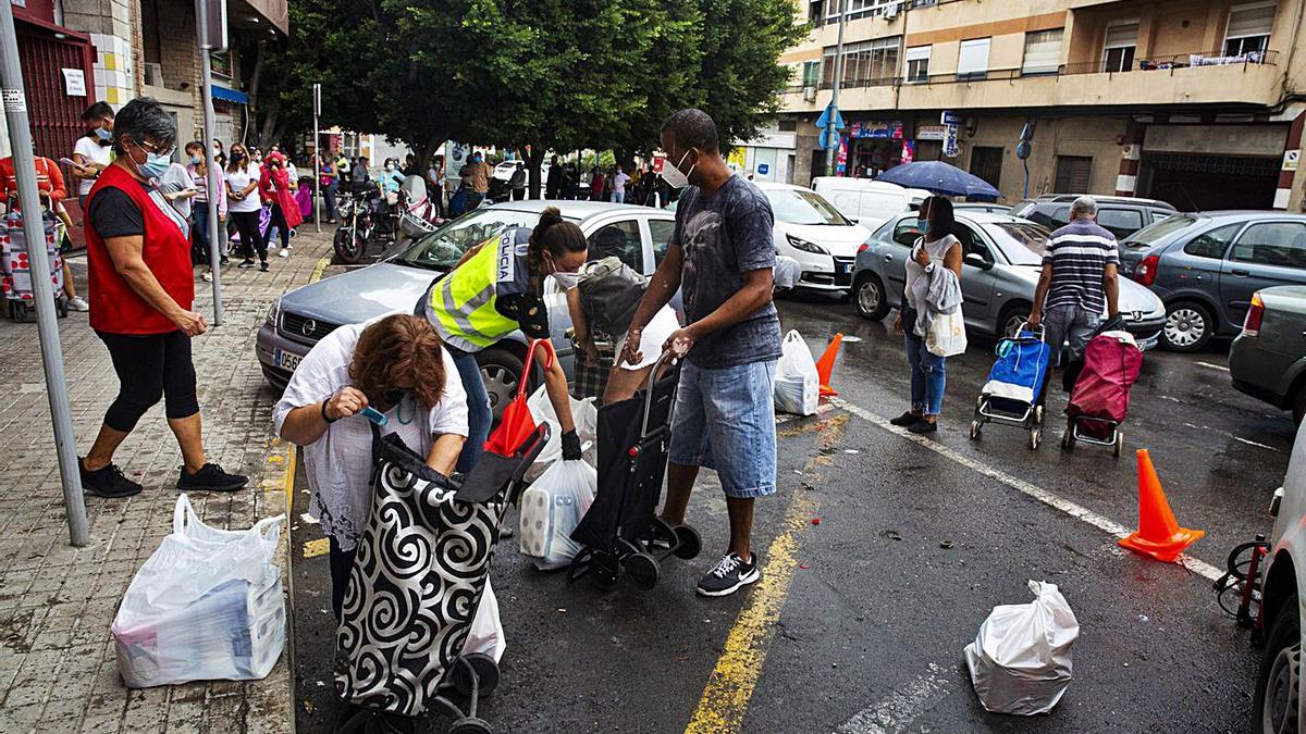 Reparto de comida a personas necesitadas en Alicante.