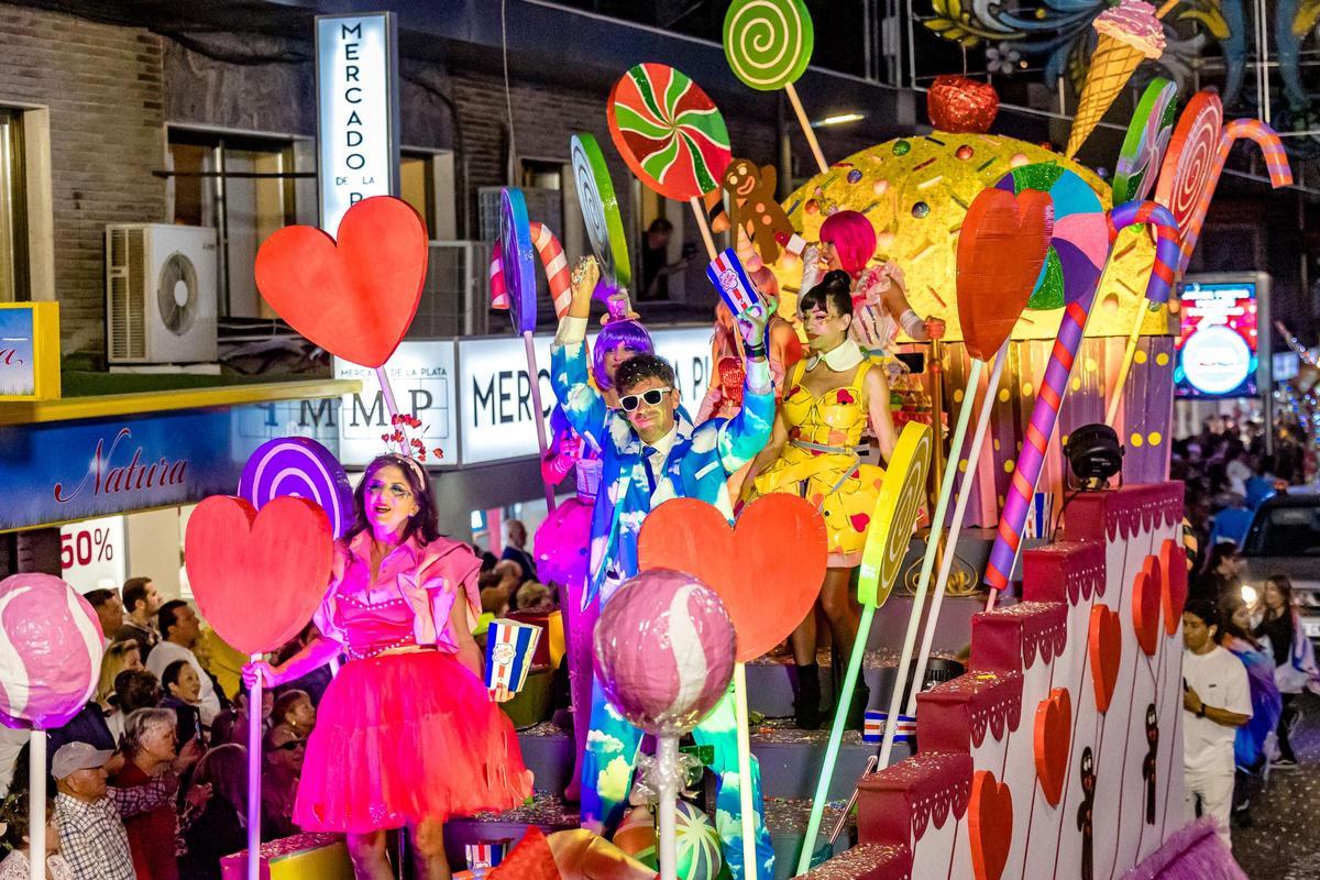 Un colorido Desfile de Carrozas cierras las fiestas de Benidorm
