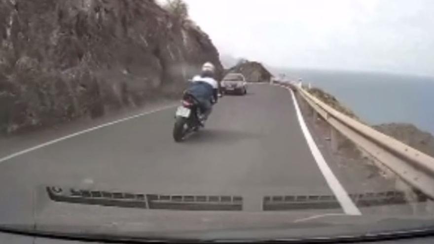 Conducción temeraria en Gran Canaria: un motorista se juega la vida