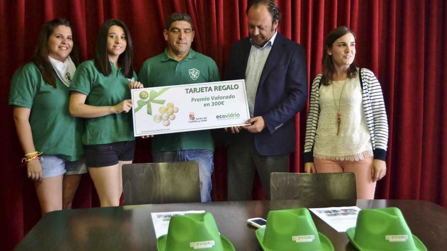 Peñistas de San Isidro recogen el premio de manos del gerente de Ecovidrio.