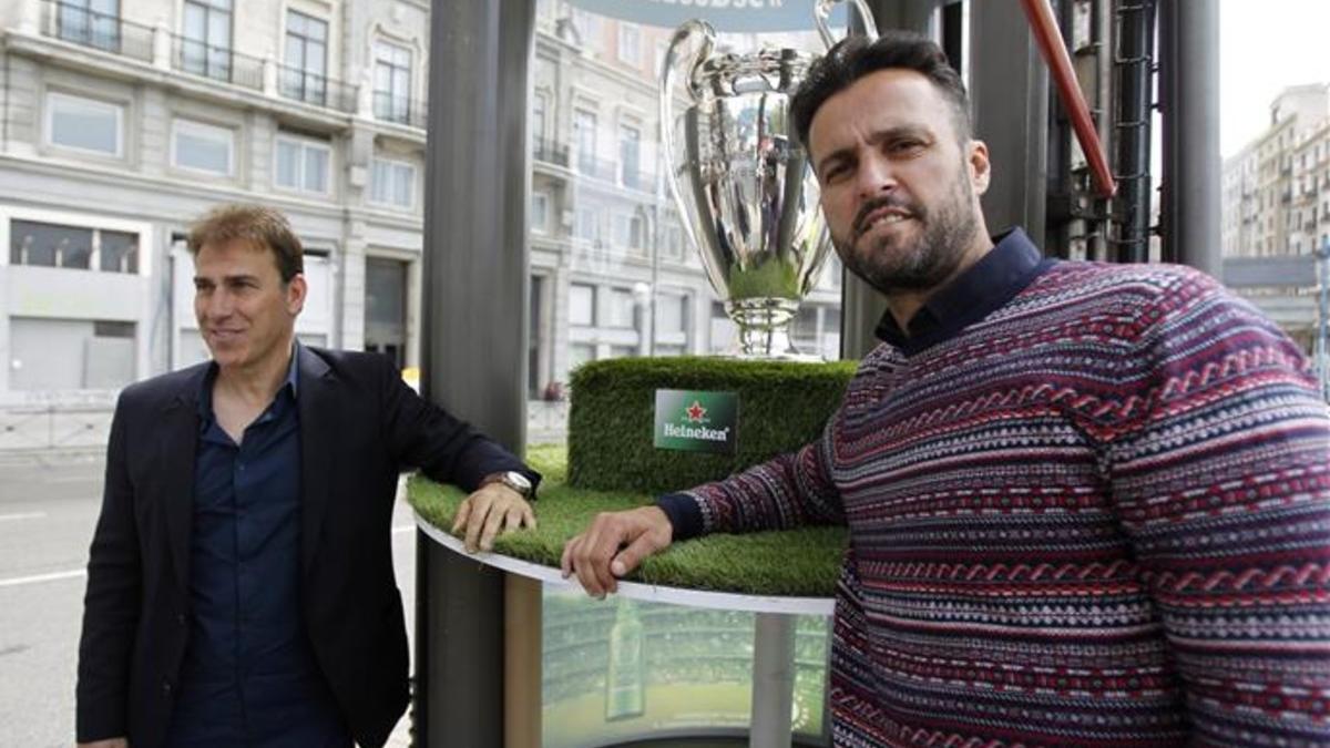 Kiko, a la derecha, posa con el exmadridista Martín Vázquez con una réplica de la Champions