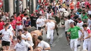 Les Penyes de la Vall firman el mejor encierro posible: multitudinario, rápido, compacto y sin incidentes