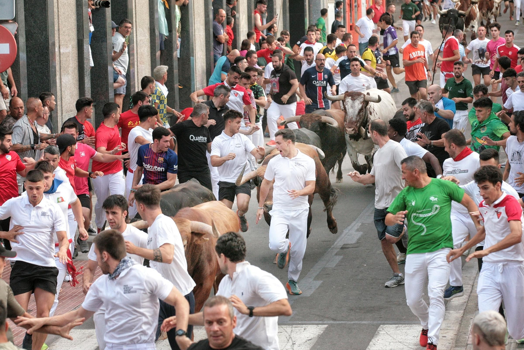 Galería de imágenes: Primer encierro de les Penyes en Festes de la Vall d&#039;Uixó con toros de Samuel e Isabel Flores.