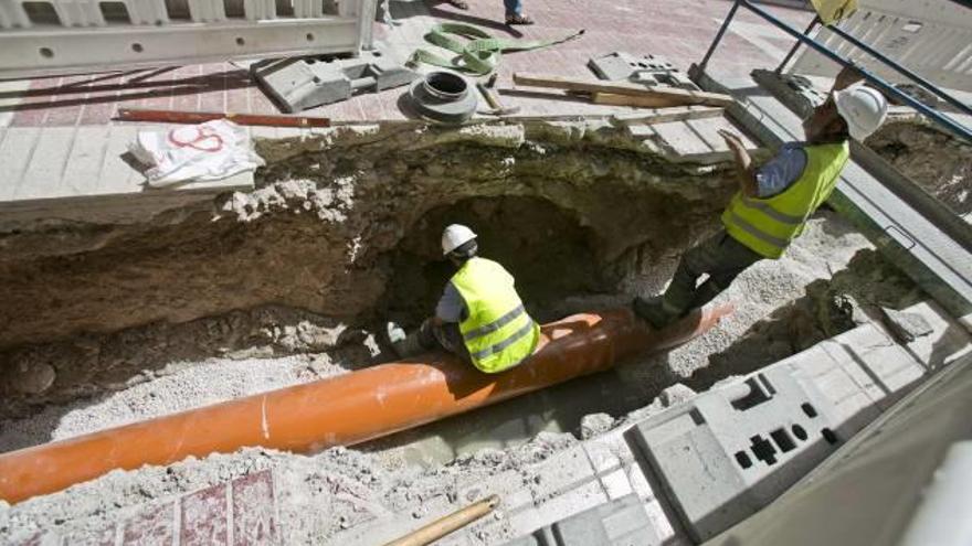 Las obras que se estaban desarrollando ayer por la tarde en la calle Ànimes.