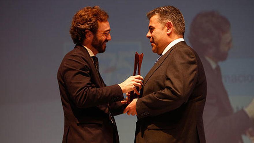 El consejero delegado de Prensa Ibérica, Aitor Moll, entrega la escultura de Adriano Carrillo a José Antonio Maseda, director regional de El Corte Inglés.